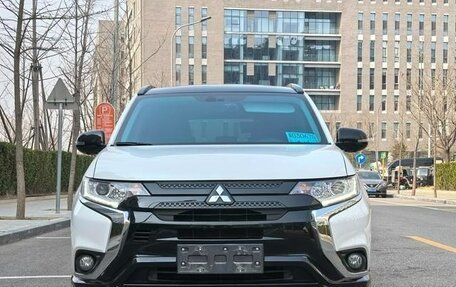 Mitsubishi Outlander III рестайлинг 3, 2022 год, 2 150 002 рублей, 2 фотография