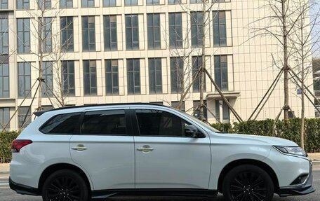 Mitsubishi Outlander III рестайлинг 3, 2022 год, 2 150 002 рублей, 9 фотография