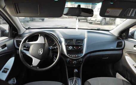 Hyundai Solaris II рестайлинг, 2011 год, 500 000 рублей, 8 фотография