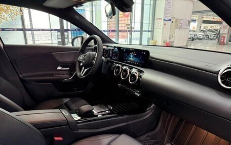 Mercedes-Benz A-Класс, 2022 год, 2 100 000 рублей, 11 фотография