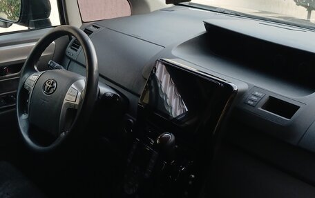 Toyota Voxy II, 2008 год, 865 000 рублей, 4 фотография