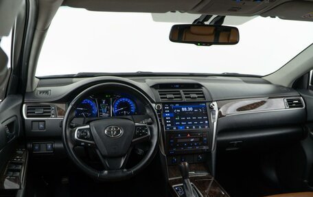 Toyota Camry, 2017 год, 1 900 000 рублей, 6 фотография