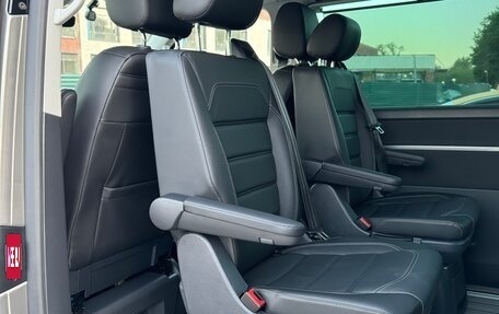 Volkswagen Multivan T6 рестайлинг, 2021 год, 8 650 000 рублей, 5 фотография