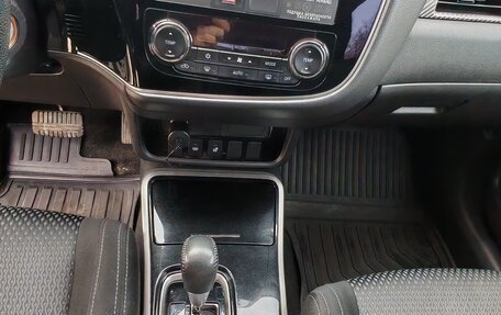 Mitsubishi Outlander III рестайлинг 3, 2017 год, 1 640 000 рублей, 11 фотография