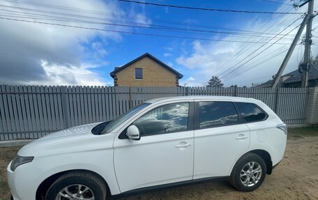 Mitsubishi Outlander III рестайлинг 3, 2013 год, 1 050 000 рублей, 2 фотография