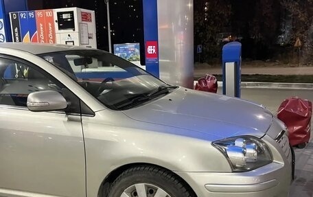 Toyota Avensis III рестайлинг, 2006 год, 720 000 рублей, 1 фотография