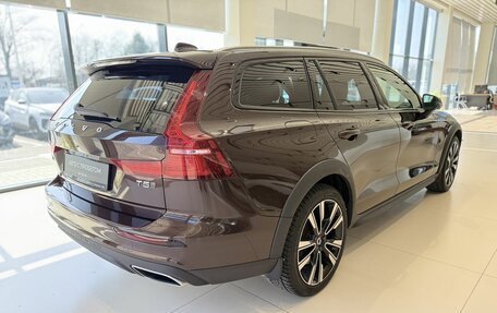 Volvo V60 Cross Country II, 2021 год, 3 640 000 рублей, 5 фотография