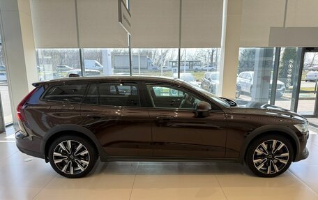 Volvo V60 Cross Country II, 2021 год, 3 640 000 рублей, 4 фотография