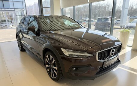 Volvo V60 Cross Country II, 2021 год, 3 640 000 рублей, 3 фотография