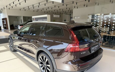 Volvo V60 Cross Country II, 2021 год, 3 640 000 рублей, 7 фотография