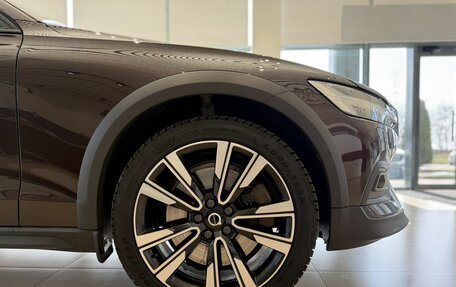 Volvo V60 Cross Country II, 2021 год, 3 640 000 рублей, 21 фотография