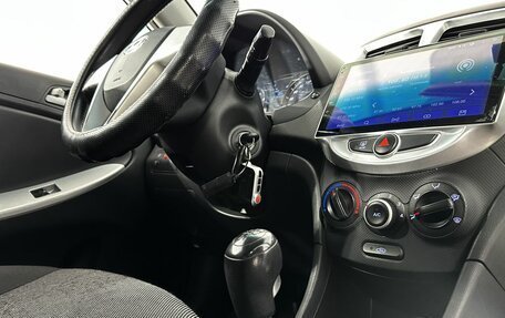 Hyundai Solaris II рестайлинг, 2011 год, 435 000 рублей, 24 фотография