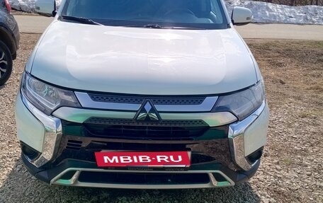 Mitsubishi Outlander III рестайлинг 3, 2019 год, 2 300 000 рублей, 1 фотография