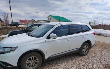Mitsubishi Outlander III рестайлинг 3, 2019 год, 2 300 000 рублей, 3 фотография
