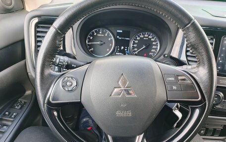 Mitsubishi Outlander III рестайлинг 3, 2019 год, 2 300 000 рублей, 7 фотография