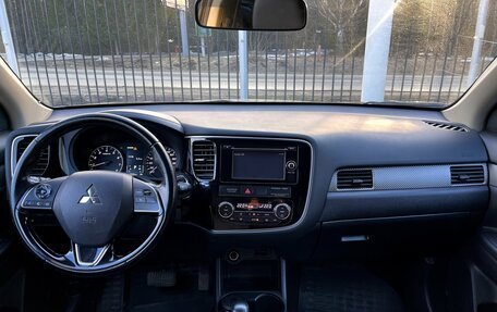 Mitsubishi Outlander III рестайлинг 3, 2015 год, 1 899 000 рублей, 10 фотография