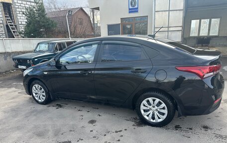 Hyundai Solaris II рестайлинг, 2017 год, 1 000 000 рублей, 5 фотография