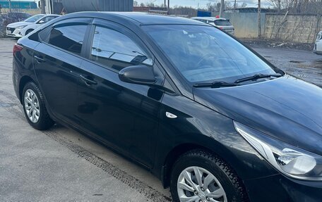 Hyundai Solaris II рестайлинг, 2017 год, 1 000 000 рублей, 2 фотография