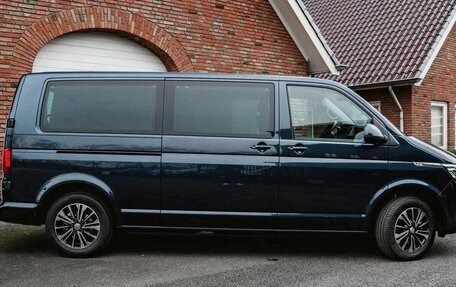 Volkswagen Caravelle T6 рестайлинг, 2023 год, 4 300 000 рублей, 2 фотография