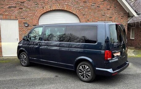 Volkswagen Caravelle T6 рестайлинг, 2023 год, 4 300 000 рублей, 3 фотография