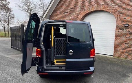 Volkswagen Caravelle T6 рестайлинг, 2023 год, 4 300 000 рублей, 7 фотография