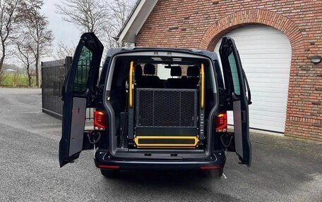 Volkswagen Caravelle T6 рестайлинг, 2023 год, 4 300 000 рублей, 17 фотография