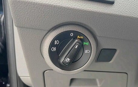 Volkswagen Caravelle T6 рестайлинг, 2023 год, 4 300 000 рублей, 26 фотография