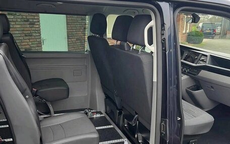 Volkswagen Caravelle T6 рестайлинг, 2023 год, 4 300 000 рублей, 28 фотография