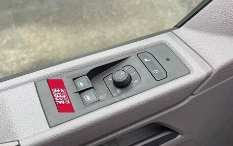 Volkswagen Caravelle T6 рестайлинг, 2023 год, 4 300 000 рублей, 27 фотография