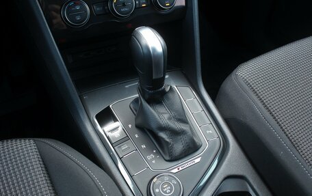 Volkswagen Tiguan II, 2019 год, 2 395 000 рублей, 19 фотография