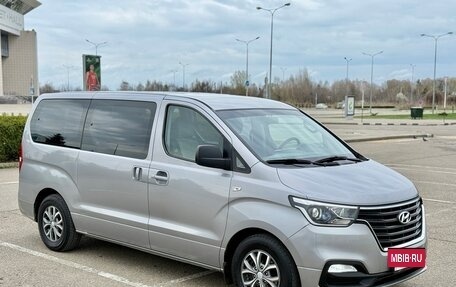 Hyundai H-1 II рестайлинг, 2018 год, 2 400 000 рублей, 2 фотография