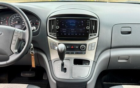 Hyundai H-1 II рестайлинг, 2018 год, 2 400 000 рублей, 12 фотография