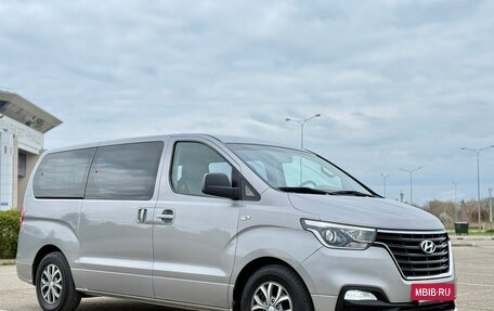 Hyundai H-1 II рестайлинг, 2018 год, 2 400 000 рублей, 23 фотография