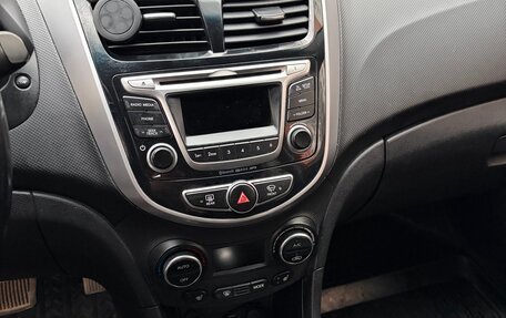 Hyundai Solaris II рестайлинг, 2015 год, 980 000 рублей, 13 фотография