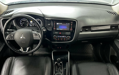 Mitsubishi Outlander III рестайлинг 3, 2017 год, 2 200 000 рублей, 11 фотография