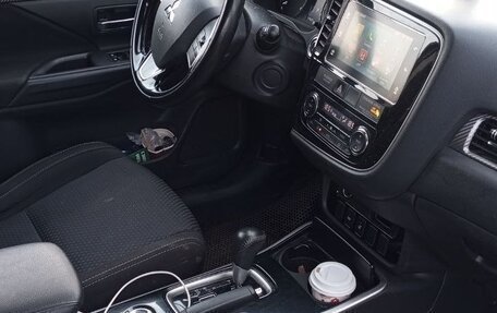 Mitsubishi Outlander III рестайлинг 3, 2017 год, 1 850 000 рублей, 6 фотография