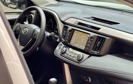 Toyota RAV4, 2019 год, 2 235 000 рублей, 15 фотография