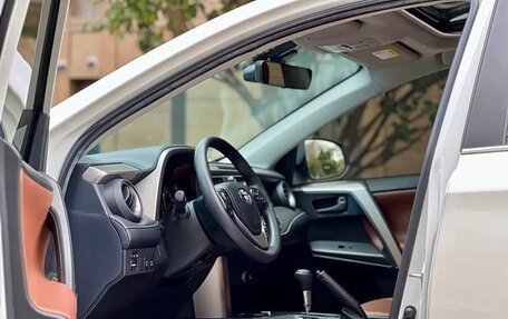 Toyota RAV4, 2019 год, 2 235 000 рублей, 12 фотография