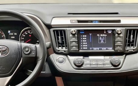 Toyota RAV4, 2019 год, 2 235 000 рублей, 11 фотография