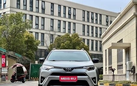 Toyota RAV4, 2019 год, 2 235 000 рублей, 2 фотография
