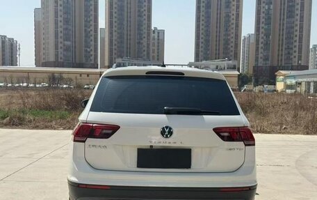 Volkswagen Tiguan II, 2021 год, 1 800 000 рублей, 5 фотография