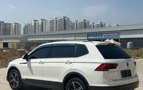 Volkswagen Tiguan II, 2021 год, 1 800 000 рублей, 4 фотография
