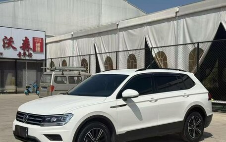 Volkswagen Tiguan II, 2021 год, 1 800 000 рублей, 3 фотография