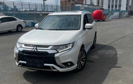 Mitsubishi Outlander III рестайлинг 3, 2021 год, 2 360 000 рублей, 1 фотография