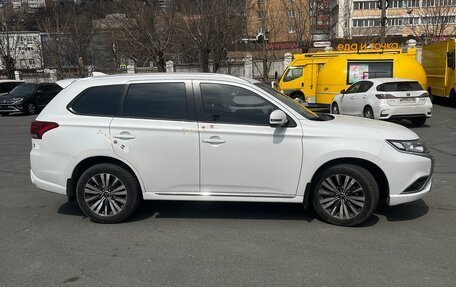 Mitsubishi Outlander III рестайлинг 3, 2021 год, 2 360 000 рублей, 3 фотография