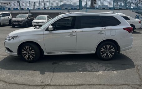 Mitsubishi Outlander III рестайлинг 3, 2021 год, 2 360 000 рублей, 2 фотография