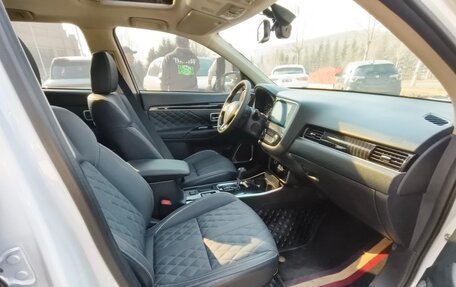 Mitsubishi Outlander III рестайлинг 3, 2021 год, 2 360 000 рублей, 6 фотография