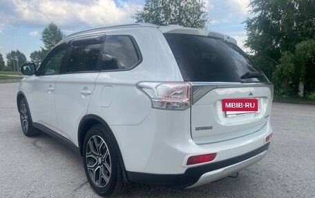 Mitsubishi Outlander III рестайлинг 3, 2014 год, 1 450 000 рублей, 9 фотография