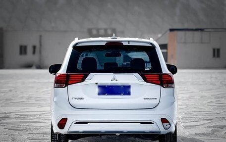 Mitsubishi Outlander III рестайлинг 3, 2022 год, 1 860 000 рублей, 5 фотография