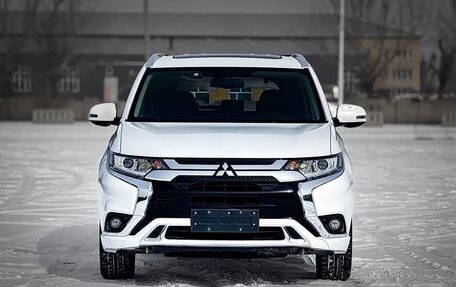 Mitsubishi Outlander III рестайлинг 3, 2022 год, 1 860 000 рублей, 2 фотография